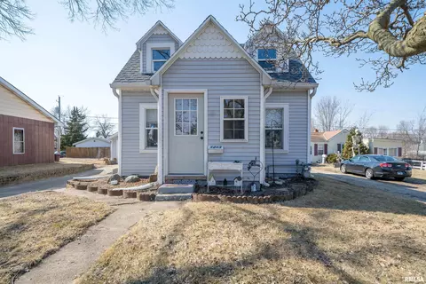 1213 S 13th St, Pekin, IL 61554