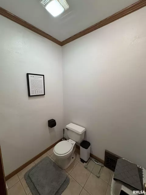 329 W Walnut St, Canton, IL 61520 photo 8