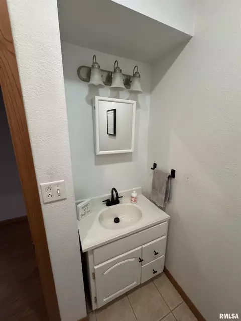 329 W Walnut St, Canton, IL 61520 photo 9