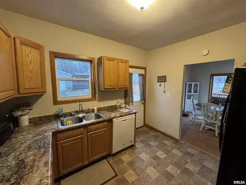 329 W Walnut St, Canton, IL 61520 photo 12