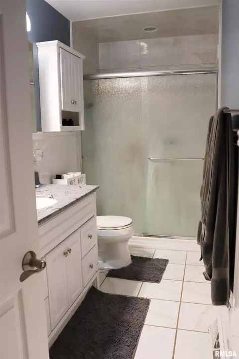 Bath - 1237 S Apache Ln, Peoria, IL 61607 photo 1 of 2