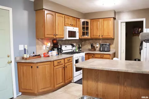 Kitchen - 1237 S Apache Ln, Peoria, IL 61607 photo 4 of 5