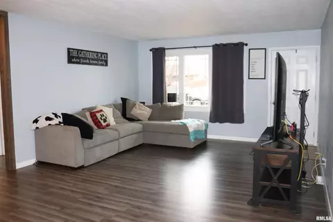 Living - 1237 S Apache Ln, Peoria, IL 61607 photo 1 of 4