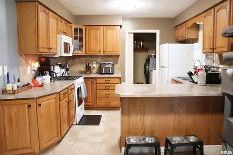 Kitchen - 1237 S Apache Ln, Peoria, IL 61607 photo 5 of 5