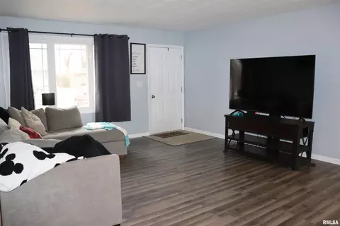 Living - 1237 S Apache Ln, Peoria, IL 61607 photo 3 of 4