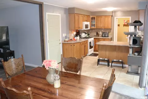 Kitchen - 1237 S Apache Ln, Peoria, IL 61607 photo 2 of 5
