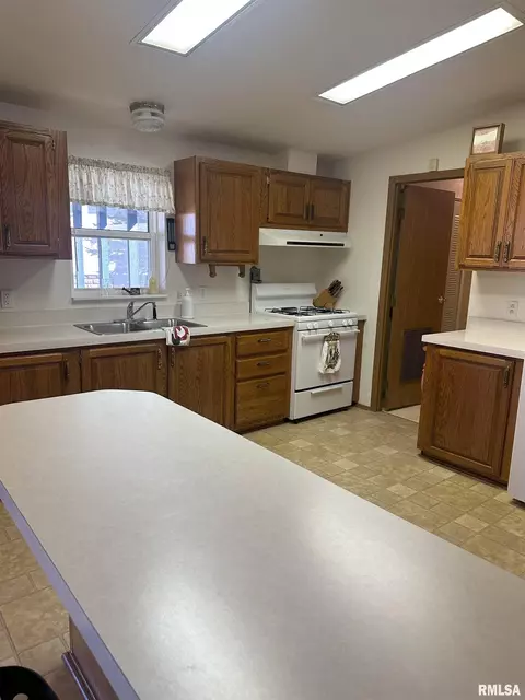 206 Clayton, Benson, IL 61516 photo 9