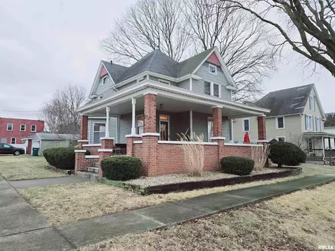 87 N West St, Farmington, IL 61531