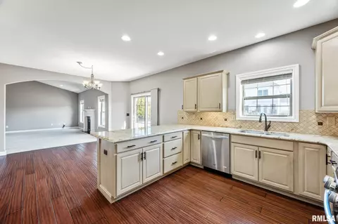 213 Shadow Crk, Washington, IL 61571 photo 12