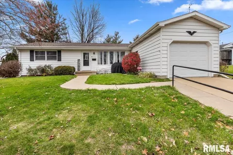 703 W Cruger Ave, Eureka, IL 61530