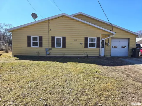 1301 Fenley St, Pekin, IL 61554