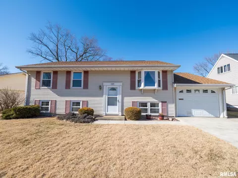 2105 Valentine Ave, Pekin, IL 61554