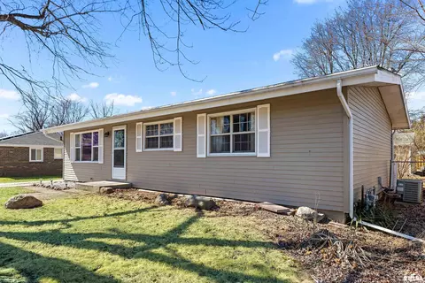713 S Meadow Ln, Manito, IL 61546