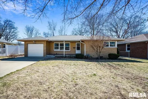 1126 W Lakecrest Dr, Peoria, IL 61614
