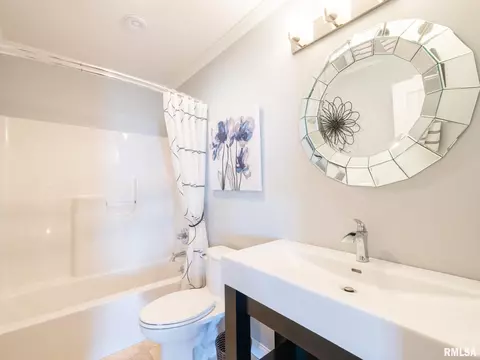 Bath - 1302 Mitchell St, Washington, IL 61571 photo 1 of 5