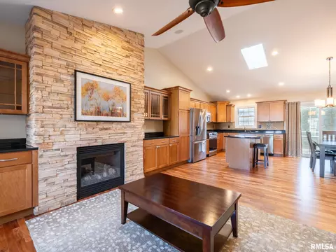 Living - 1302 Mitchell St, Washington, IL 61571 photo 6 of 7