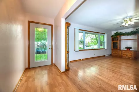 Entry Way - 118 Pieper Cir, Delavan, IL 61734 photo 1 of 3