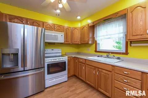 Kitchen - 118 Pieper Cir, Delavan, IL 61734 photo 5 of 5