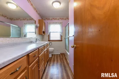 Bath - 118 Pieper Cir, Delavan, IL 61734 photo 1 of 2