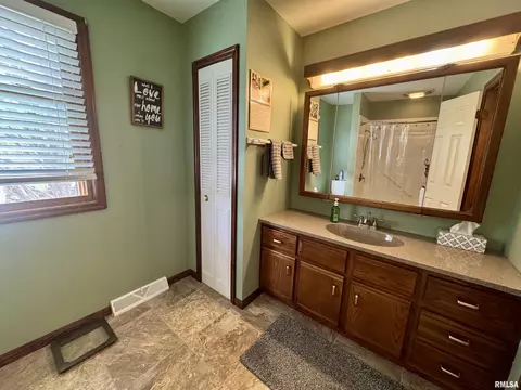 Bath - 536 Meadow Dr, Macomb, IL 61455 photo 8 of 9