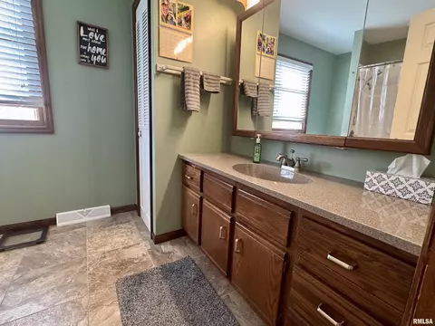 Bath - 536 Meadow Dr, Macomb, IL 61455 photo 5 of 9