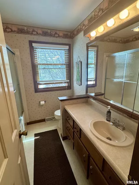 Bath - 536 Meadow Dr, Macomb, IL 61455 photo 3 of 9