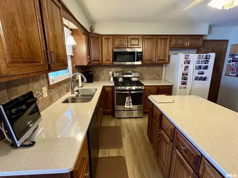 Kitchen - 536 Meadow Dr, Macomb, IL 61455 photo 4 of 4