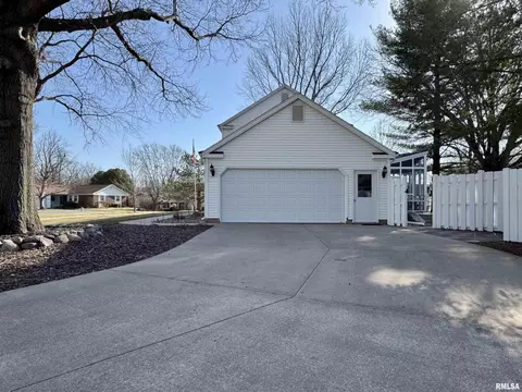 Exterior - 536 Meadow Dr, Macomb, IL 61455 photo 6 of 15