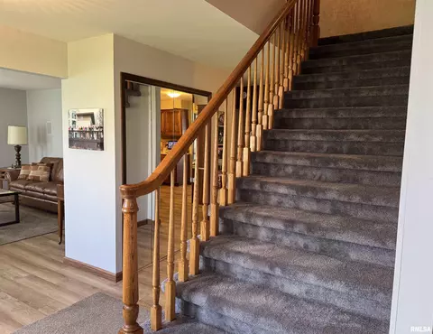 Entry Way - 536 Meadow Dr, Macomb, IL 61455 photo 2 of 4