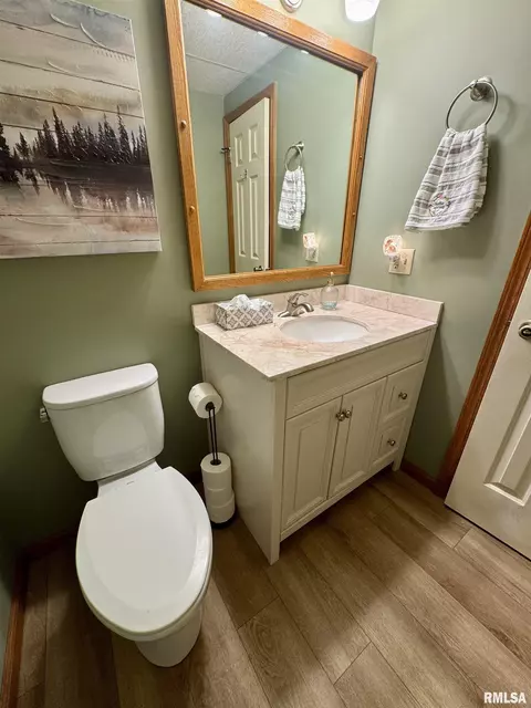 Bath - 536 Meadow Dr, Macomb, IL 61455 photo 2 of 9