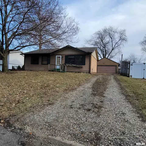 8 Brentwood Ct, Pekin, IL 61554