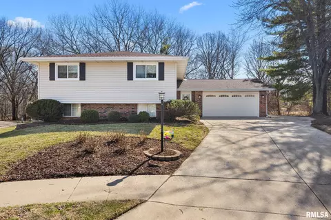 2400 W Cabana Ct, Peoria, IL 61614