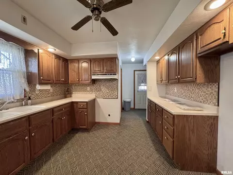 Entry Way - 1218 Rebecca Ln, Macomb, IL 61455 photo 1 of 2