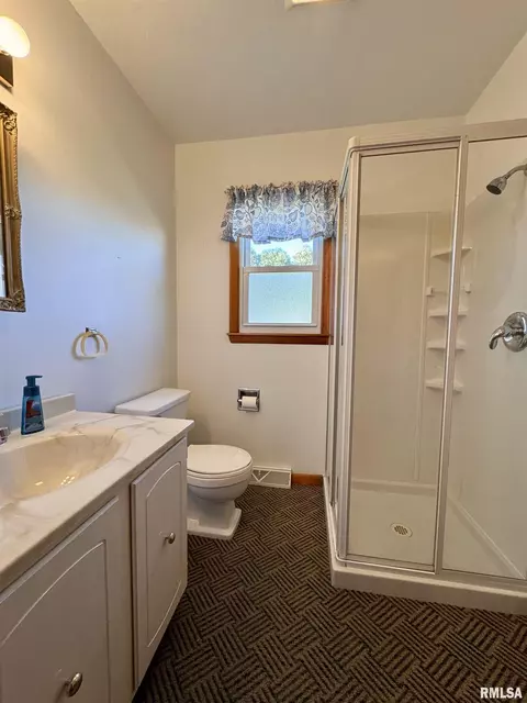 Bath - 1218 Rebecca Ln, Macomb, IL 61455 photo 2 of 3