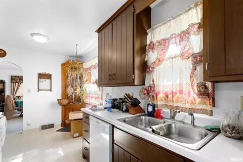 Kitchen - 505 E Harrison St, Morton, IL 61550 photo 2 of 2