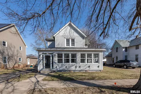 1013 Broadway St, Pekin, IL 61554