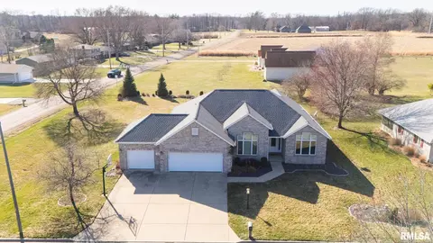 602 Country Club Ln, Pekin, IL 61554