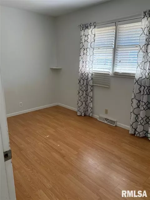 Bedroom - 20 Indian Trl, Macomb, IL 61455 photo 3 of 7