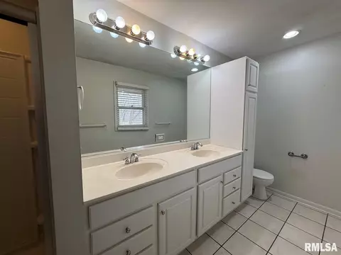 Bath - 20 Indian Trl, Macomb, IL 61455 photo 2 of 4