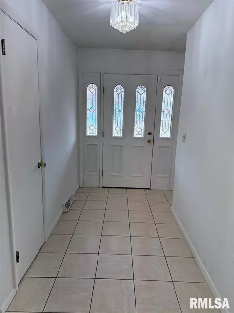 Entry Way - 20 Indian Trl, Macomb, IL 61455 photo 1 of 3