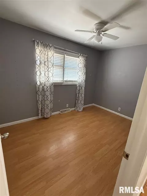 Bedroom - 20 Indian Trl, Macomb, IL 61455 photo 2 of 7