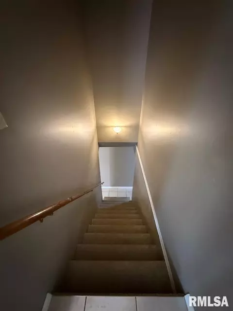 Entry Way - 20 Indian Trl, Macomb, IL 61455 photo 2 of 3