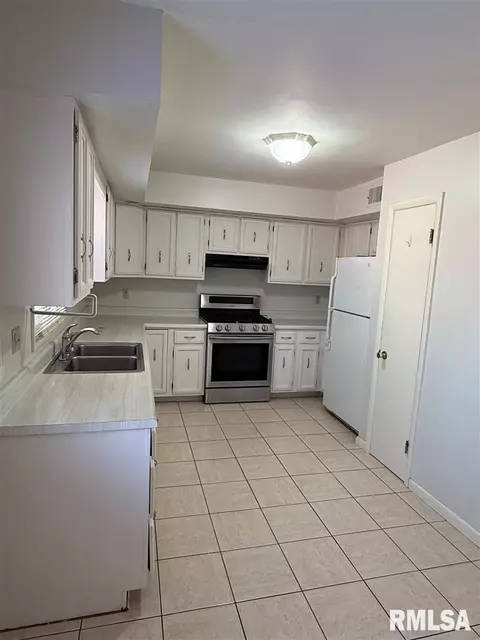 Kitchen - 20 Indian Trl, Macomb, IL 61455 photo 1 of 3