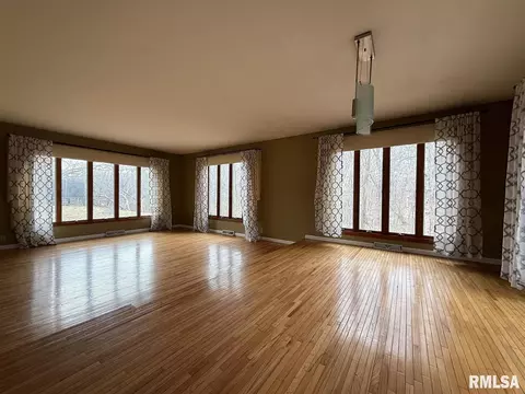Living - 20 Indian Trl, Macomb, IL 61455 photo 2 of 5
