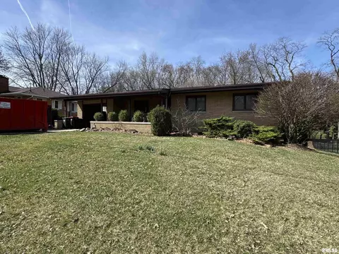 72 Grove Pl, Pekin, IL 61554