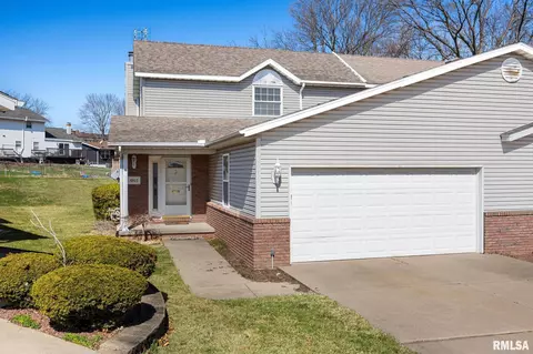 6811 N Woodbrook Ct, Peoria, IL 61614