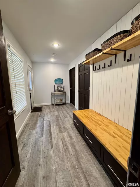 Entry Way - 9 Prairie Rd, Macomb, IL 61455 photo 2 of 4