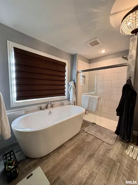 Bath - 9 Prairie Rd, Macomb, IL 61455 photo 2 of 3