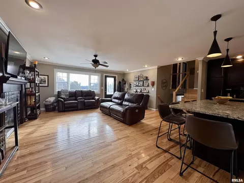 Living - 9 Prairie Rd, Macomb, IL 61455 photo 2 of 7