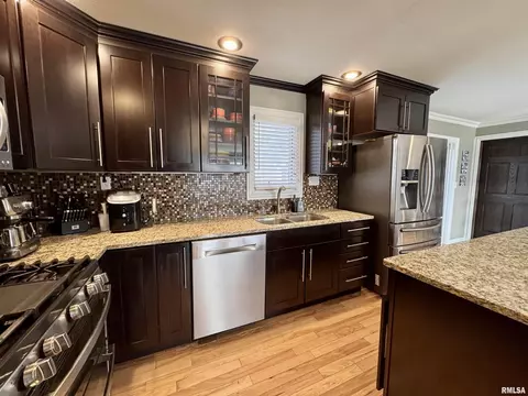Kitchen - 9 Prairie Rd, Macomb, IL 61455 photo 3 of 8